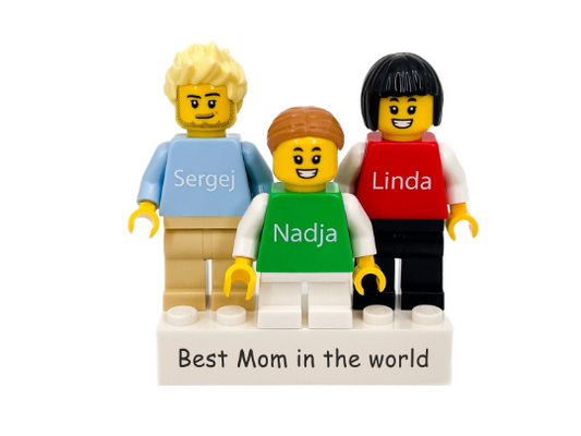 Drei Personalisierte LEGO® Minifiguren auf einem individuellen Stein
