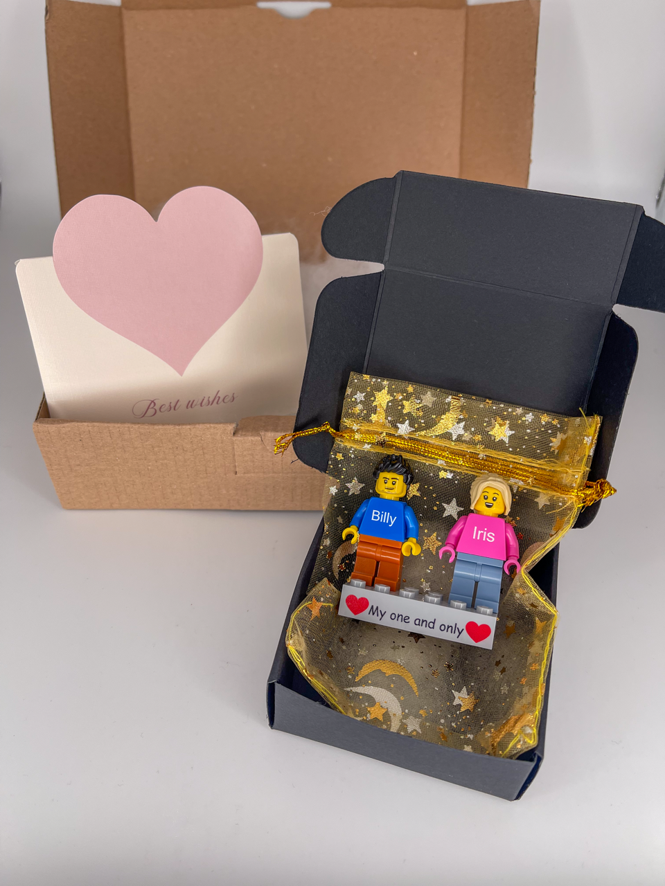Zwei Personalisierte LEGO® Minifiguren auf einem individuellen Stein mit einer Geschenkbox und Grußkarte