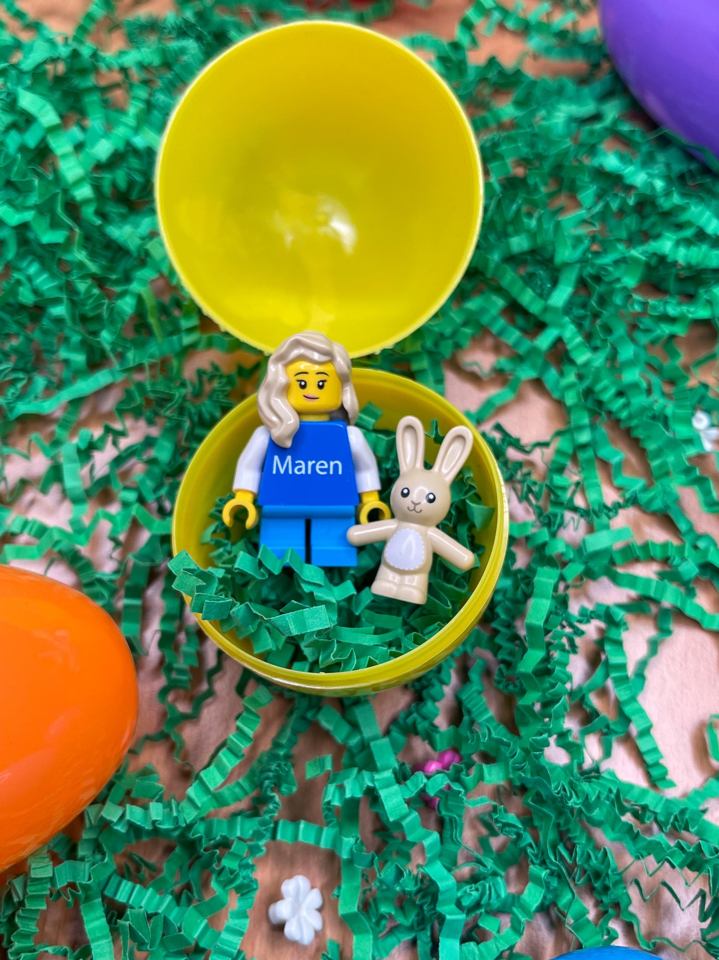 Personalisierte LEGO® Minifigur mit einem Hasen in einem Osterei - Up-Cycled - Ideales Geschenk zu Ostern, Geburtstagsgeschenk, - Für Freunde, Familie