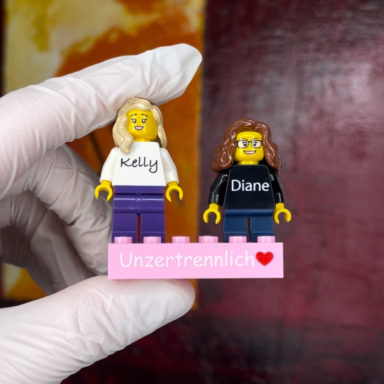 Zwei Personalisierte LEGO® Minifiguren auf einem individuellen Stein