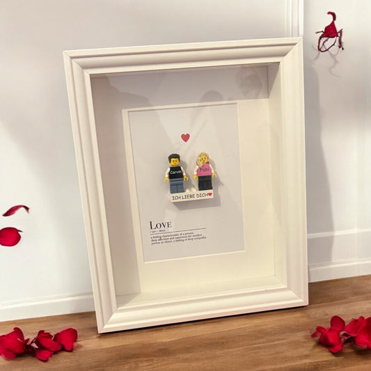 Bilderrahmen mit zwei personalisierten LEGO® Minifiguren auf einem personalisierten Stein - perfektes Valentinstagsgeschenk