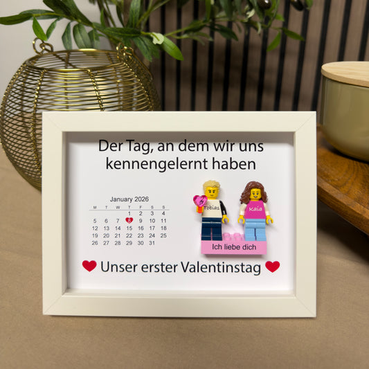 Valentinstags Bilderrahmen mit zwei personalisierten LEGO® Minifiguren auf einem personalisierten Stein - perfektes Valentinstagsgeschenk