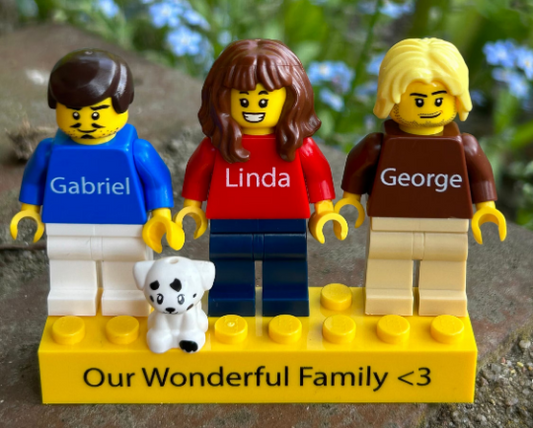 Drei Personalisierte Mini-Figuren auf einem Personalisierten Stein mit einem Tier - mit originalen LEGO® Teilen - Familien Geschenk