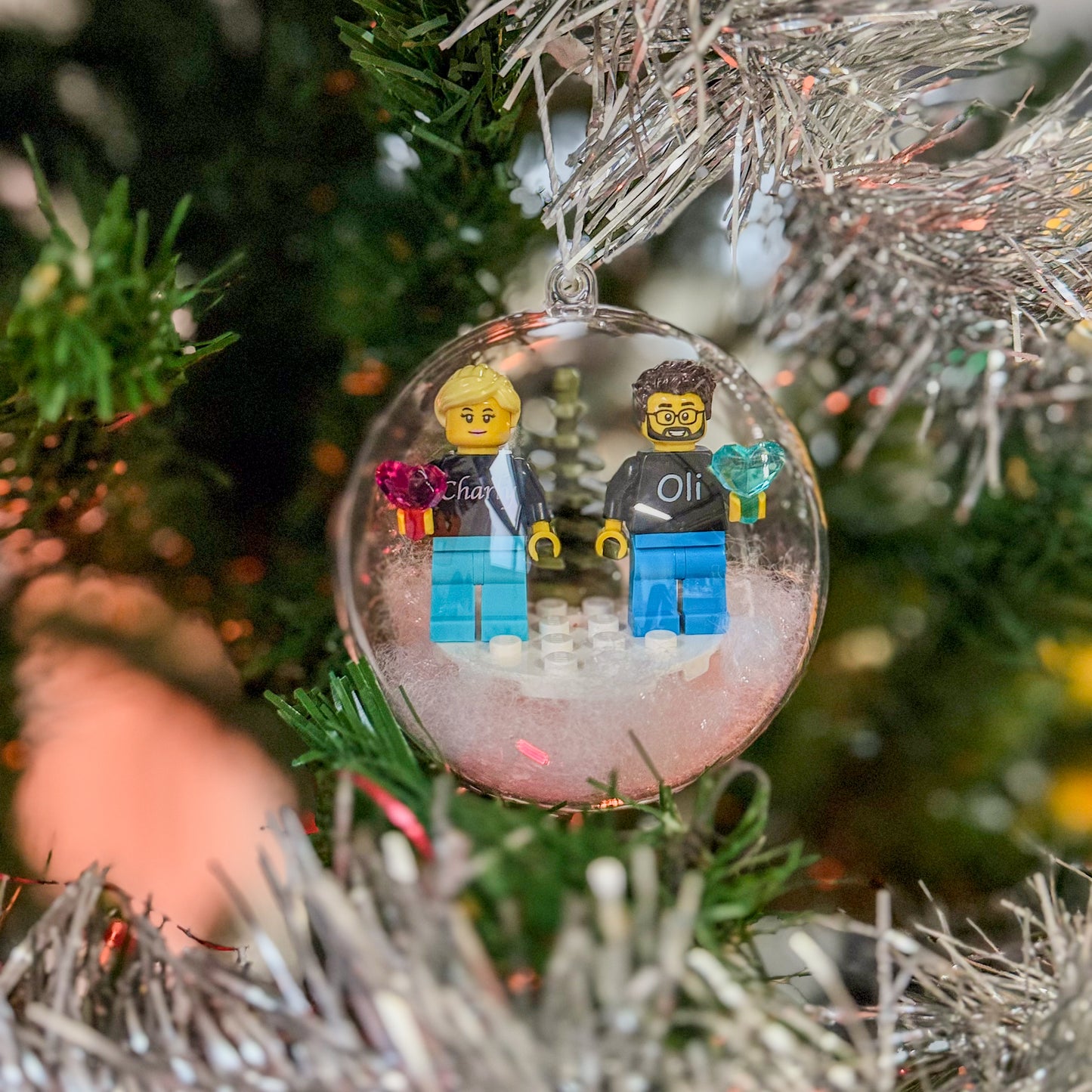 Weihnachtskugel mit zwei personalisierten LEGO® Minifiguren
