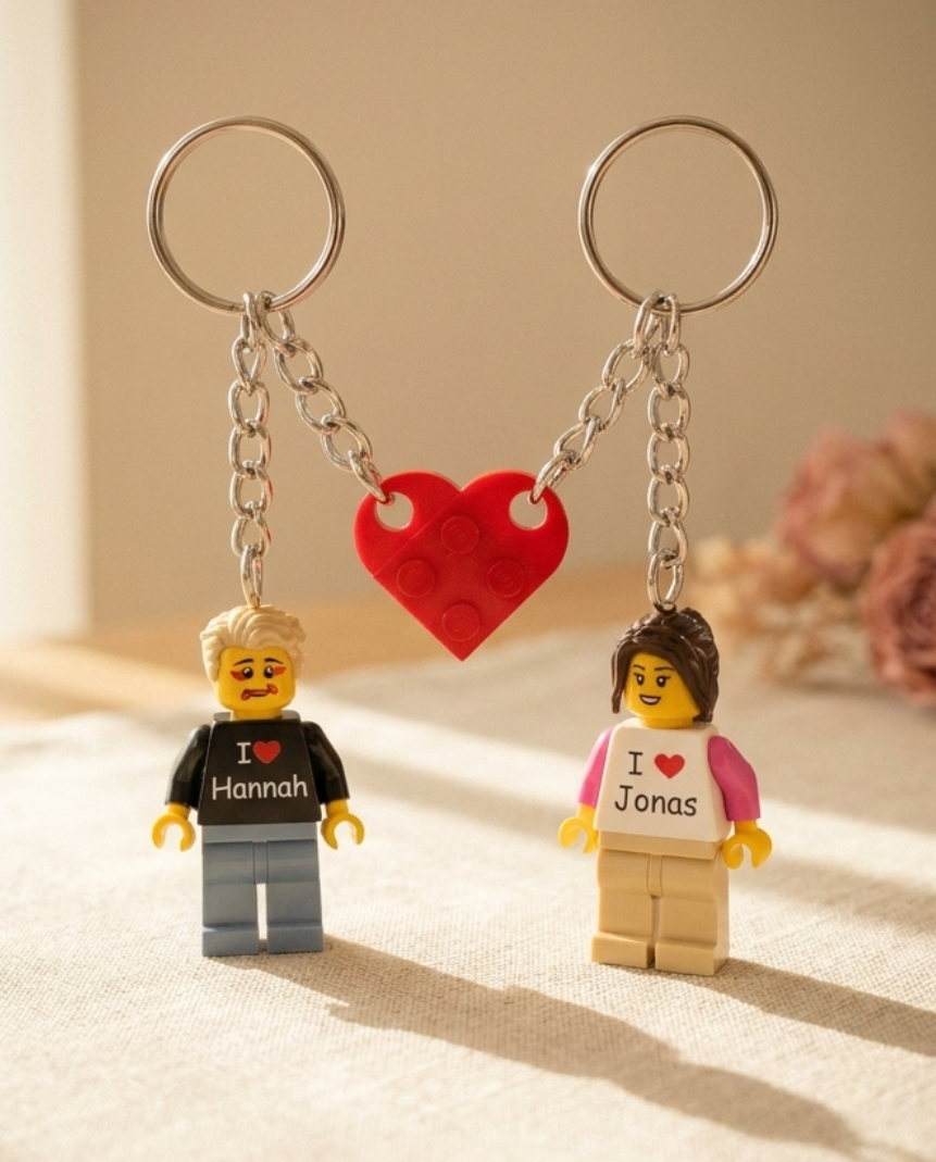 Zwei personalisierte Minifiguren-Schlüsselanhänger — Moments-Look