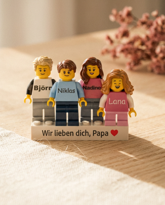 Vier personalisierte Minifiguren auf einem individuellen Stein — Moments-Look