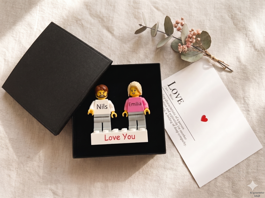 Zwei Personalisierte LEGO® Minifiguren auf einem individuellen Stein mit einer Geschenkbox und Grußkarte